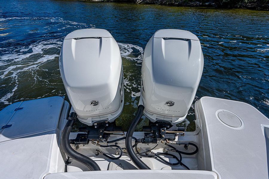 2018 Boston Whaler 320 Vantage