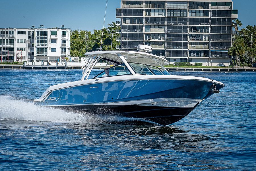 2018 Boston Whaler 320 Vantage