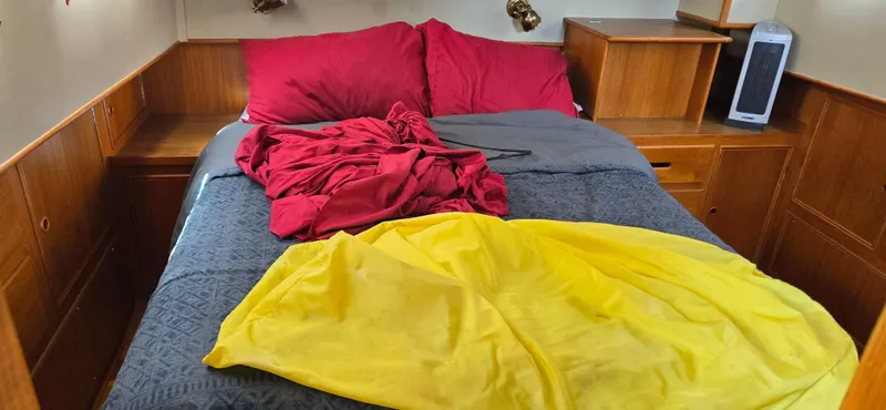 Grand Finale Yacht Photos Pics Cozy bedroom in 1991 Grand Banks 36 Classic boat with colorful bedding.