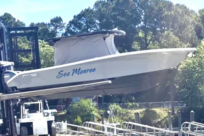 Sea Pro 32 DLX offshore