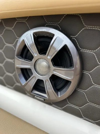 Yacht Photos Pics Close-up of a speaker on a 2021 Sea Ray SDX 290 Outboard boat.