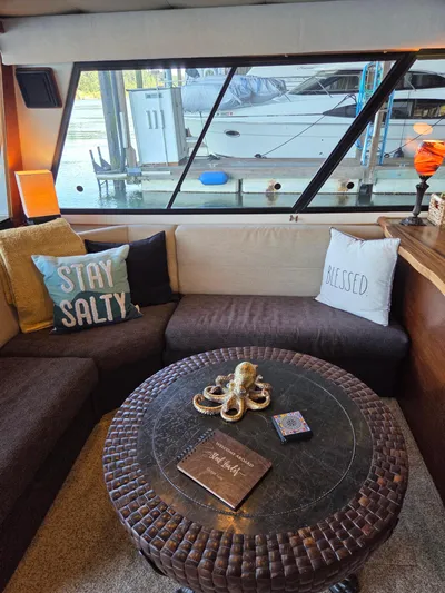 Steel Leader Yacht Photos Pics Cozy 1990 Bayliner 4588 Motoryacht interior with nautical decor and comfortable seating.