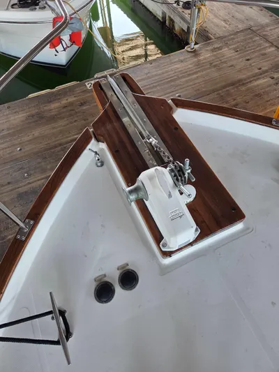 Steel Leader Yacht Photos Pics Bow of 1990 Bayliner 4588 Motoryacht with anchor winch and chain on deck.