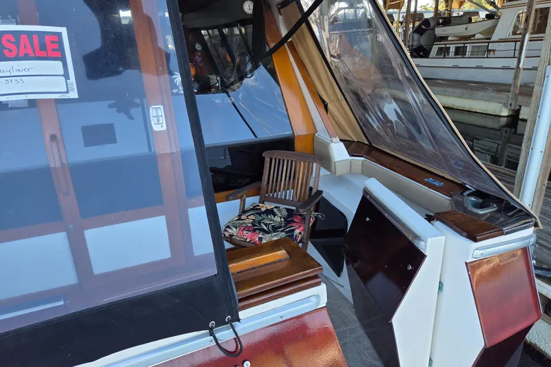 Steel Leader Yacht Photos Pics 1990 Bayliner 4588 Motoryacht for sale, featuring a cozy seating area.