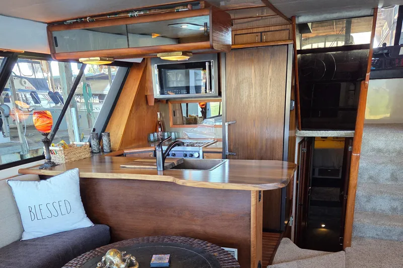 Steel Leader Yacht Photos Pics Interior of 1990 Bayliner 4588 Motoryacht with wood finishes and modern amenities.
