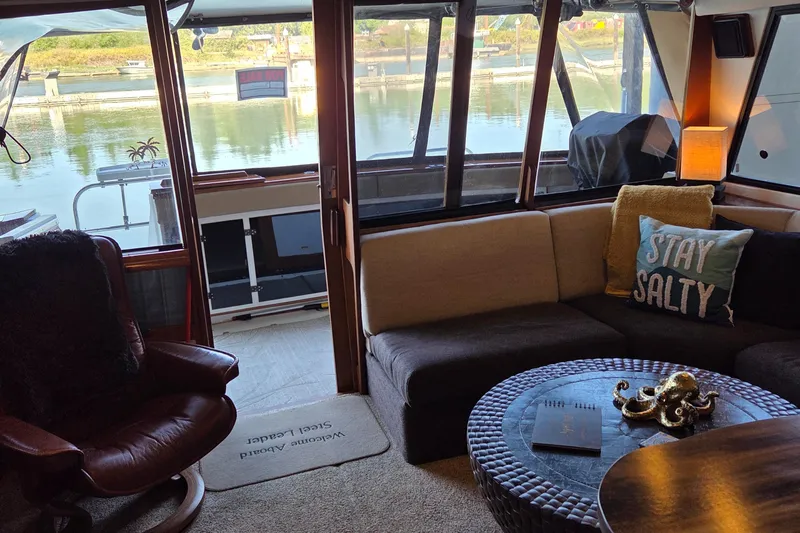 Steel Leader Yacht Photos Pics Cozy interior of a 1990 Bayliner 4588 Motoryacht with waterfront view.