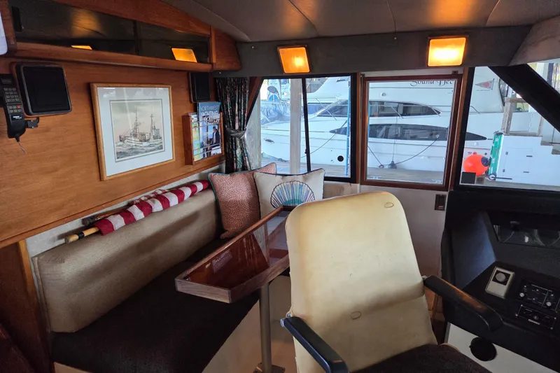 Steel Leader Yacht Photos Pics Interior of 1990 Bayliner 4588 Motoryacht with seating, table, and nautical decor.