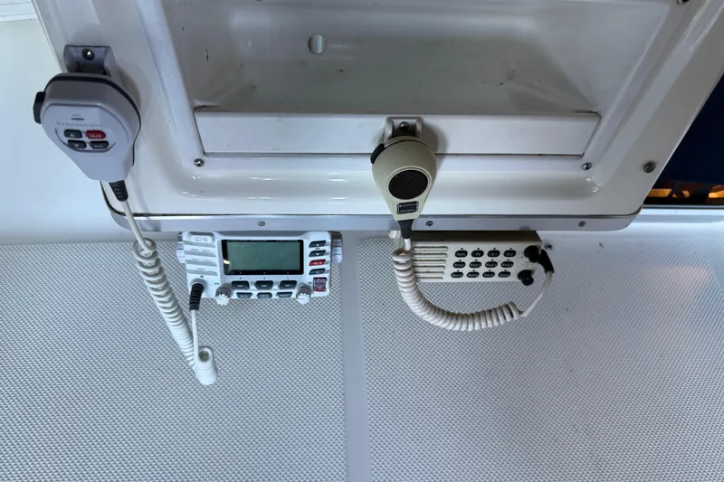 Touchdown Yacht Photos Pics Communication equipment on a 2000 Bayliner 3988 Command Bridge Motoryacht dashboard.