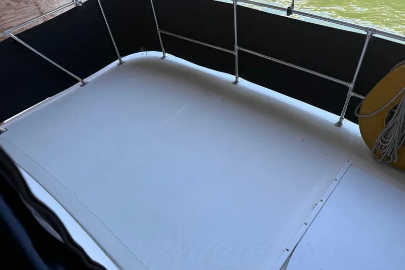 Touchdown Yacht Photos Pics Bayliner 3988 Command Bridge Motoryacht 2000, spacious deck area with railing and rope.