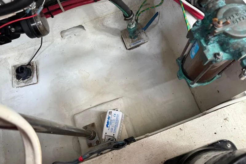 Touchdown Yacht Photos Pics Engine compartment of 2000 Bayliner 3988 Command Bridge Motoryacht, showing mechanical components.