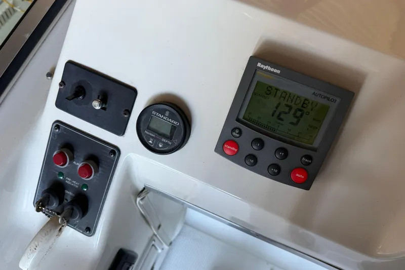 Touchdown Yacht Photos Pics Control panel of a 2000 Bayliner 3988 Command Bridge Motoryacht with autopilot display.