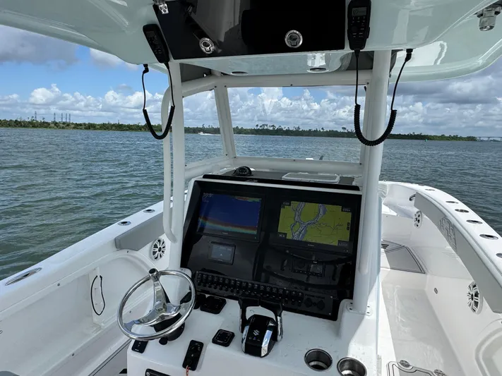 Katatak Yacht Photos Pics Twin Vee 28 KATATAK - Helm Station