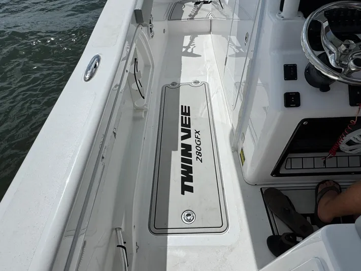 Katatak Yacht Photos Pics Twin Vee 28 KATATAK - Deck