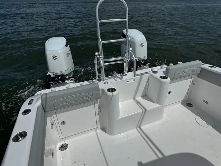 Katatak Yacht Photos Pics Twin Vee 28 KATATAK - Cockpit & Engines