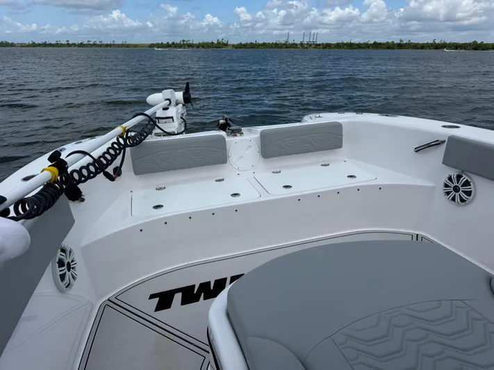 Katatak Yacht Photos Pics Twin Vee 28 KATATAK - Forward Deck