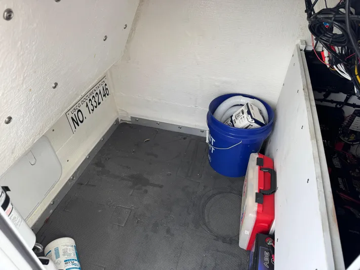 Katatak Yacht Photos Pics Twin Vee 28 KATATAK - Storage Compartment