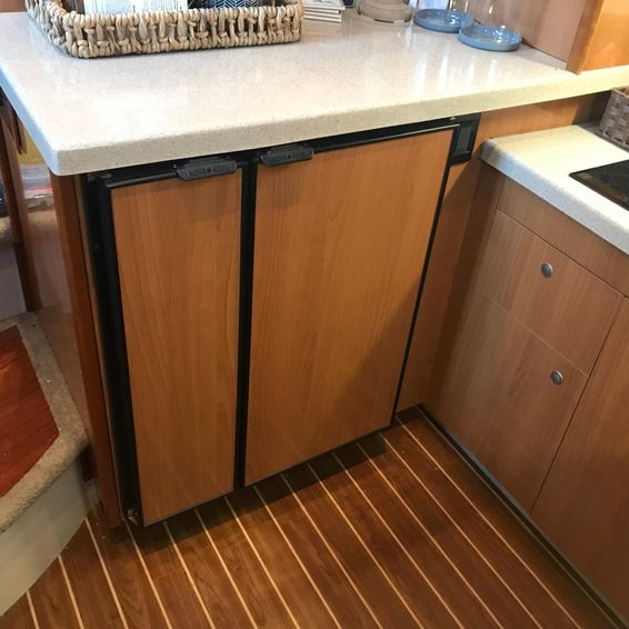 2008-42-2-cruisers-yachts-395-motoryacht