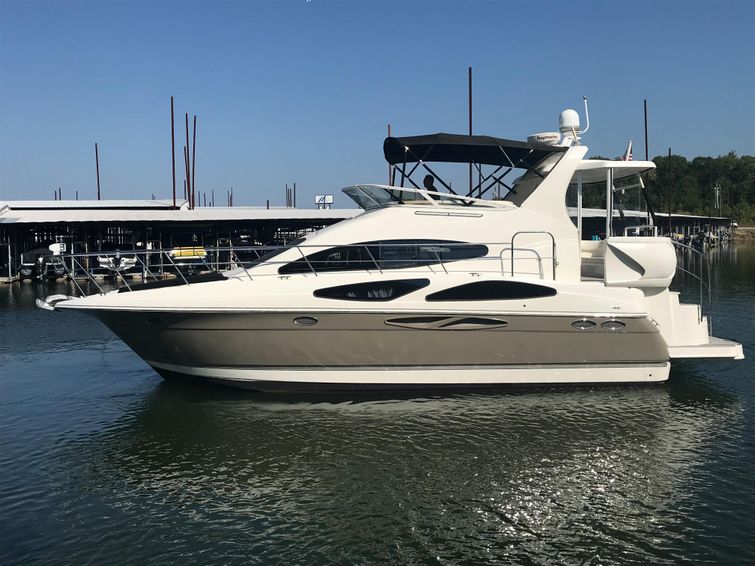 2008-42-2-cruisers-yachts-395-motoryacht