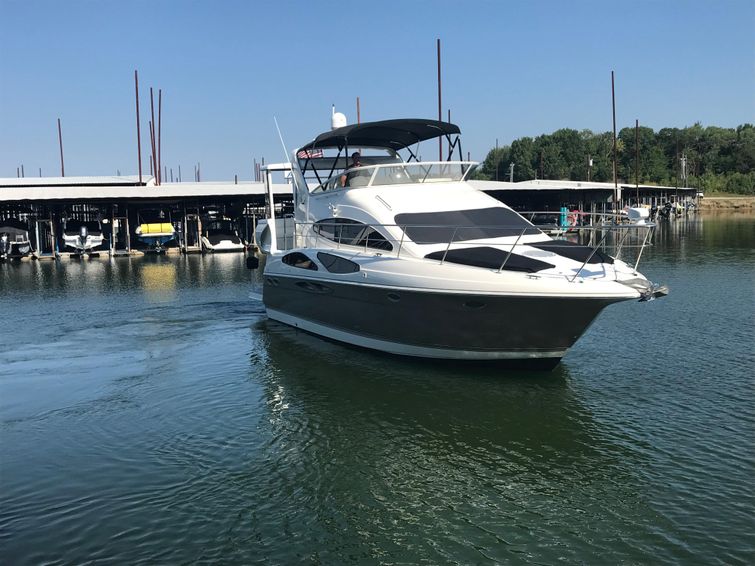2008-42-2-cruisers-yachts-395-motoryacht