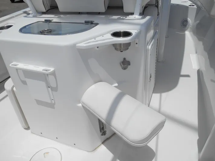 Yacht Photos Pics 2019 Sea Hunt Ultra 235 SE boat interior with seating and cup holder.