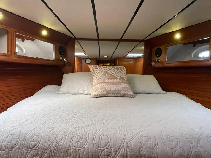 Sojourner Yacht Photos Pics Luxurious cabin interior of 2002 Transpacific Marine EAGLE 53 yacht with cozy bedding.