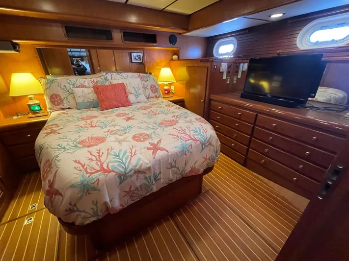 Sojourner Yacht Photos Pics Luxurious bedroom in 2002 Transpacific Marine EAGLE 53 yacht with cozy bedding and TV.