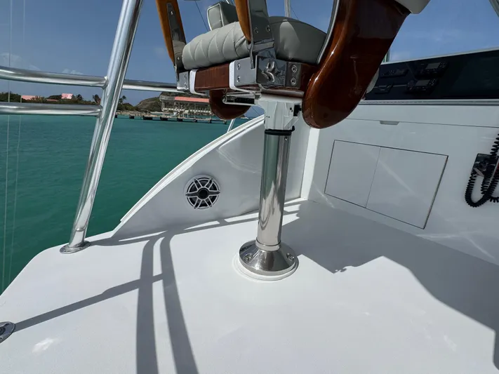  Yacht Photos Pics Hatteras 50 Convertible 2005 yacht deck with chair and railing, overlooking turquoise water.