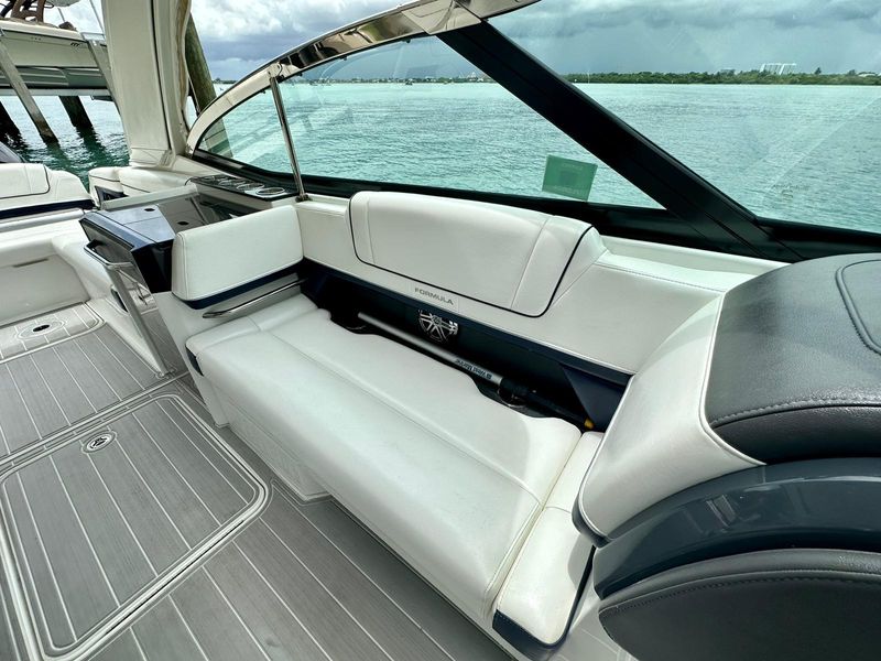 2019 Formula 330 Crossover Bowrider