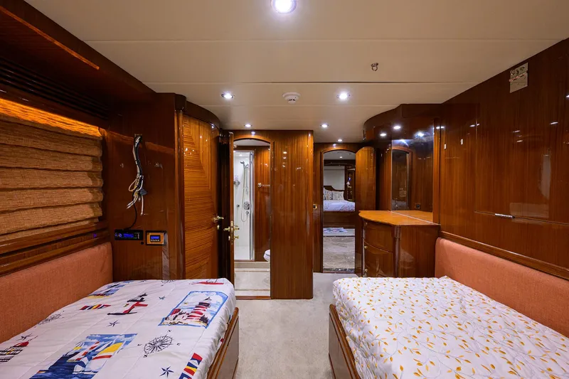 Miss Dunia Yacht Photos Pics 