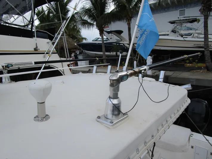 Yacht Photos Pics 2007 Fountain 38 Tournament Edition with blue flag and antenna.