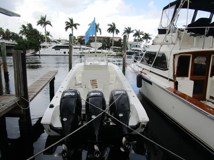  Yacht Photos Pics 2007 Fountain 38 Tournament Edition boat docked with three outboard motors.