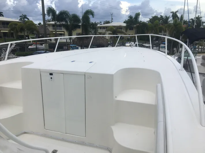  Yacht Photos Pics Fountain 38 Tournament Edition 2007 boat deck with railing and steps.