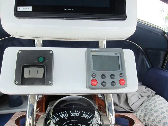 Vesta Yacht Photos Pics Cockpit - helm