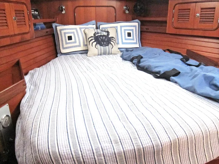 Vesta Yacht Photos Pics Forward cabin