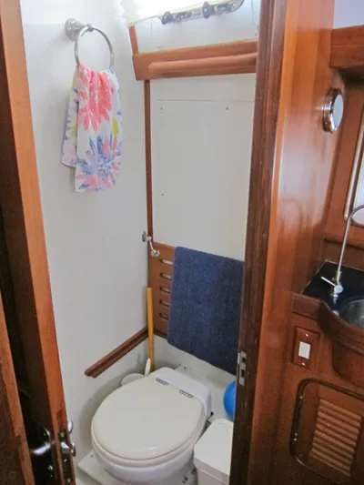 Vesta Yacht Photos Pics Forward head