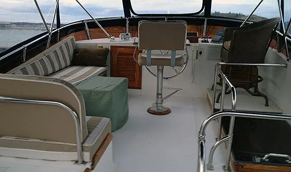 Hullabaloo Yacht Photos Pics 1986 Sea Ranger 47 Pilothouse interior with seating and helm, showcasing nautical design.