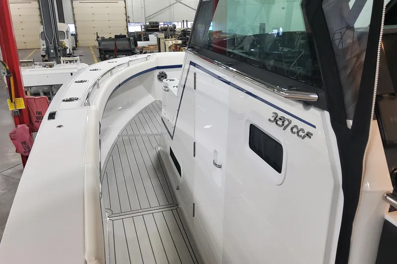  Yacht Photos Pics 2024 Formula 387 Center Console Fish boat interior with sleek design and modern features.