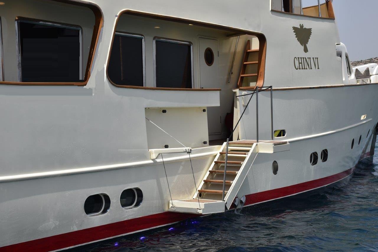 Explorer Trawler 34m yacht, 2005 model, with side staircase and windows.
