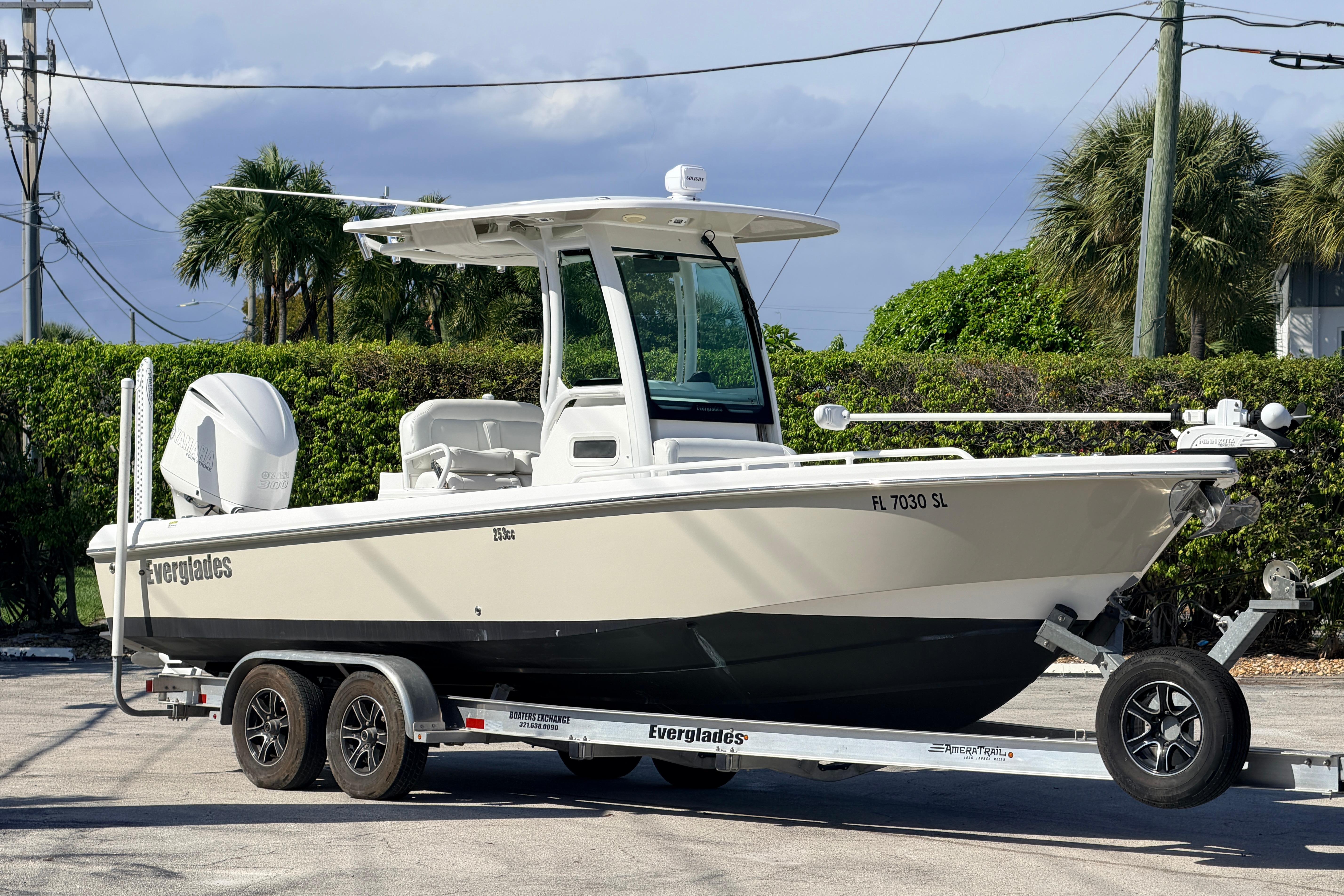 2019 Everglades 253 Center Console