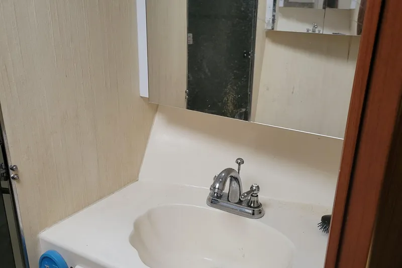  Yacht Photos Pics 1986 Ocean Yachts 55 Super Sport bathroom sink and mirror.