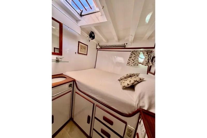 Barinia Yacht Photos Pics 1950 MOLLICH Sailing boat cabin with cozy bed, porthole, and nautical decor.