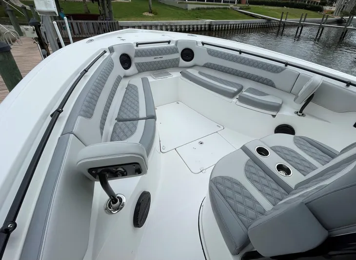 Dealer Demo Yacht Photos Pics Sea Pro 320 DLX Dealer Demo- Bow