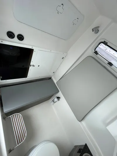 Dealer Demo Yacht Photos Pics Sea Pro 320 DLX Dealer Demo- Head