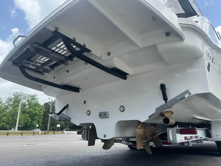  Yacht Photos Pics 2017 Sea Ray Sundancer 350 Coupe boat stern with ladder and propeller.