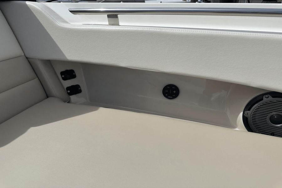 2021 Boston Whaler 320 Vantage