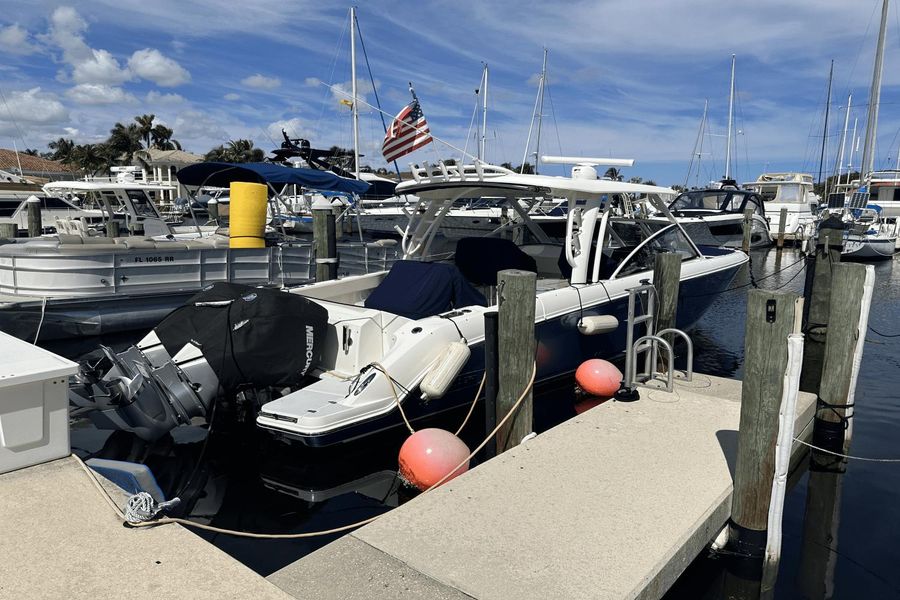 2021 Boston Whaler 320 Vantage