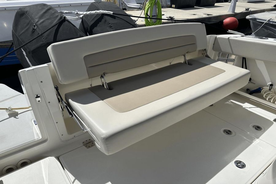 2021 Boston Whaler 320 Vantage