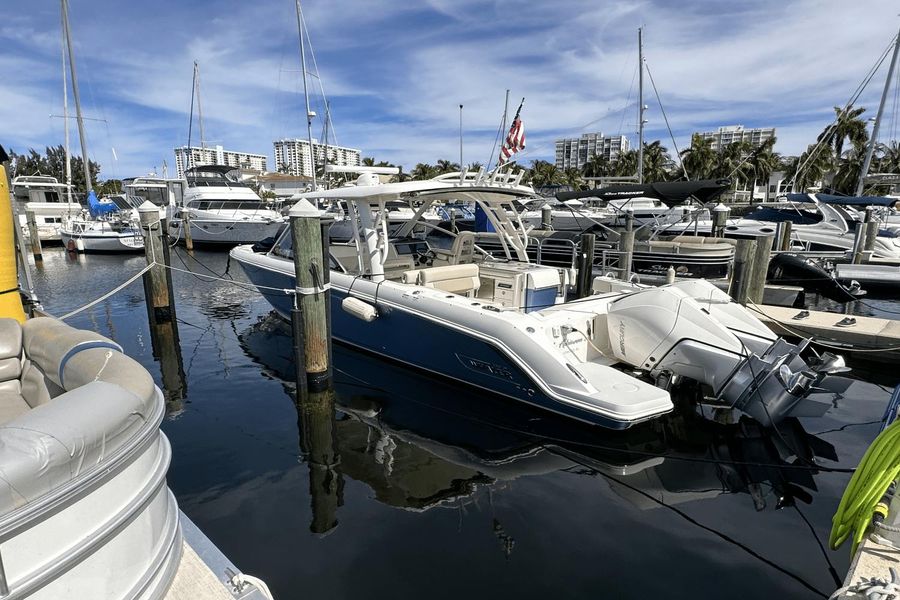 2021 Boston Whaler 320 Vantage