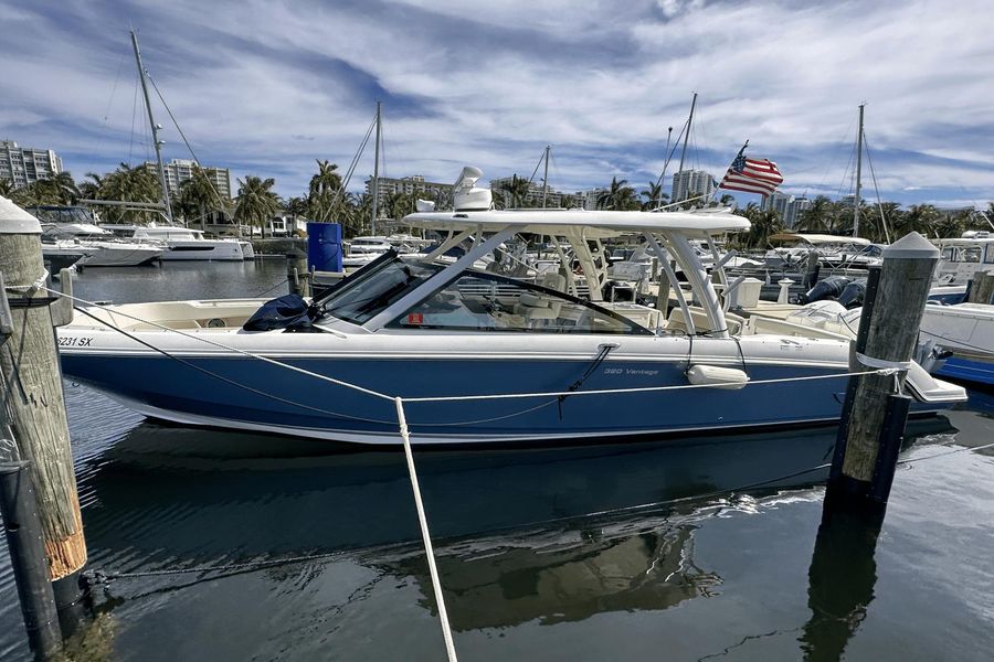 2021 Boston Whaler 320 Vantage