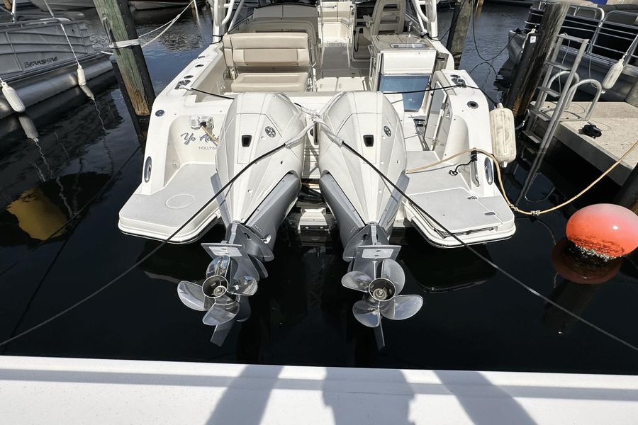 2021 Boston Whaler 320 Vantage